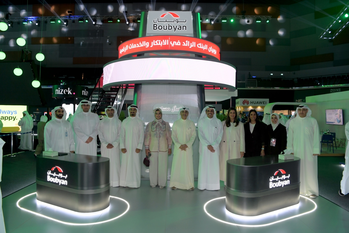 التويجري متوسطاً الحضور من التنفيذيين في جناح البنك