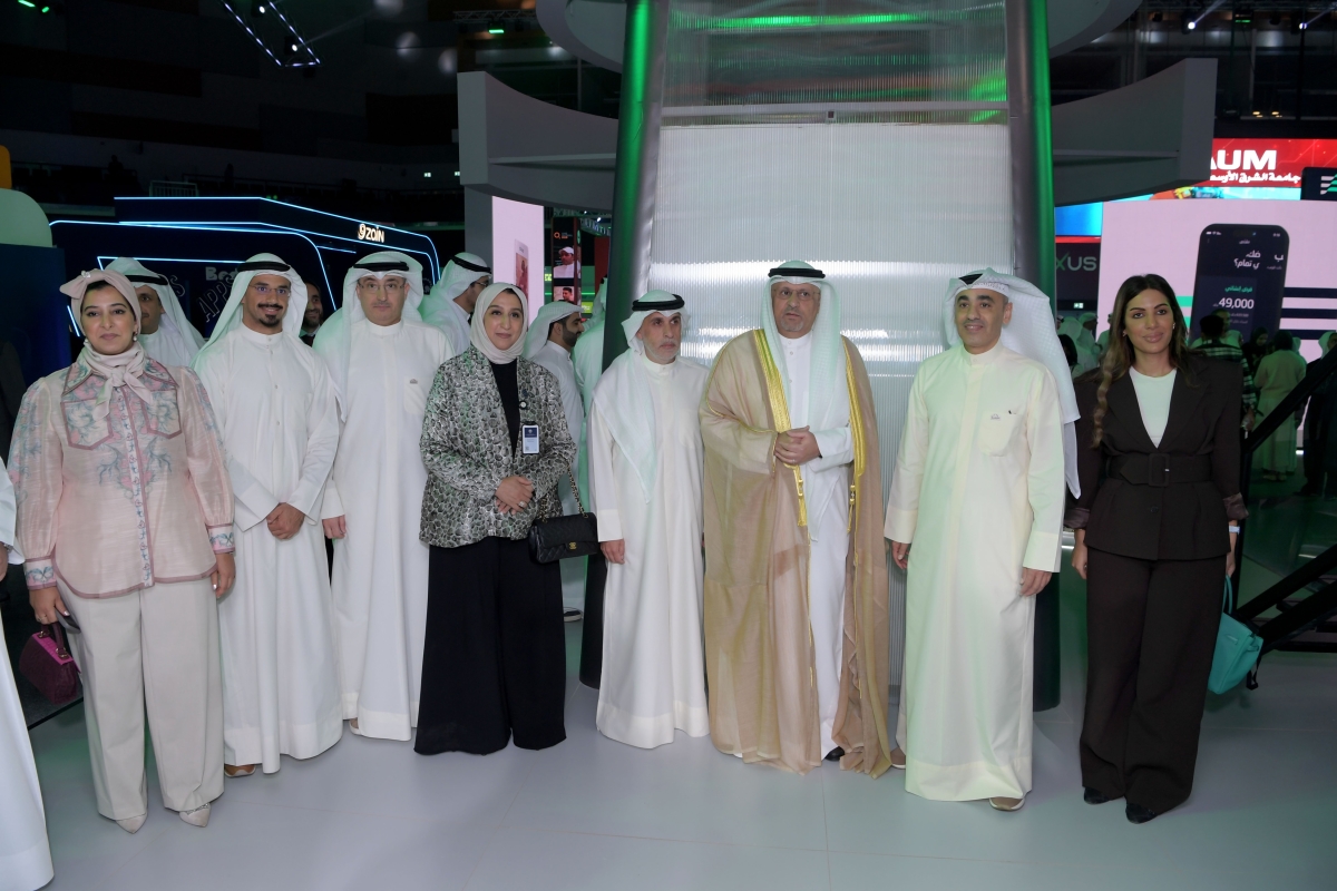 العمر خلال زيارته لجناح «بوبيان» بحضور التويجري والإدارة التنفيذية للبنك