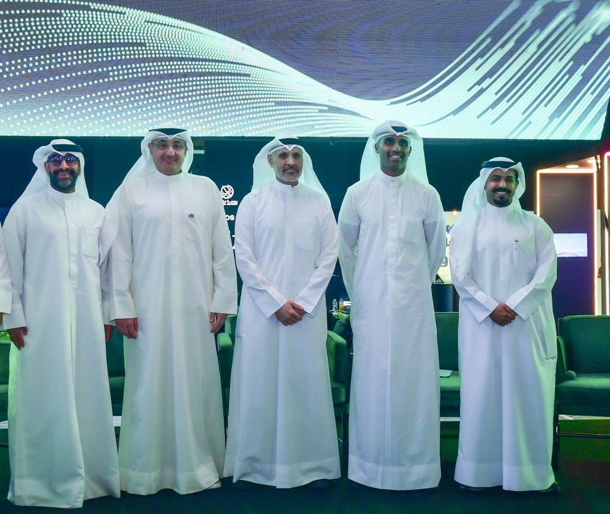 السعدون مع المشاركين في الجلسة النقاشية