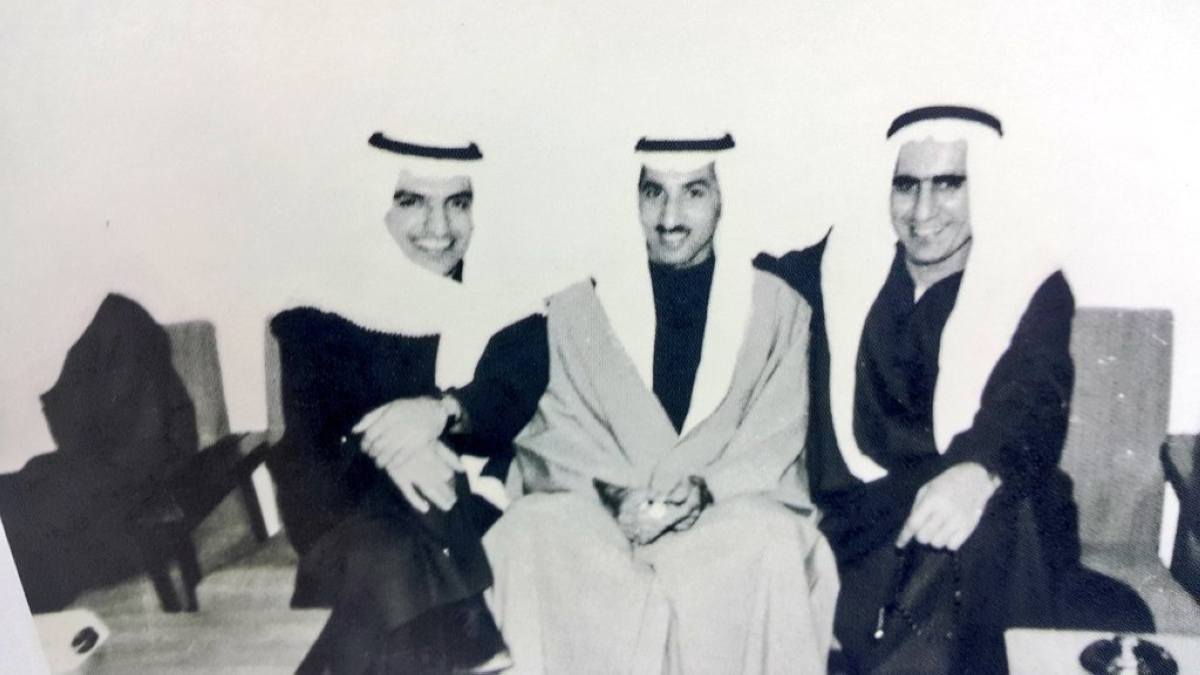 السفير الراحل عبدالرزاق الكندري (يمين)