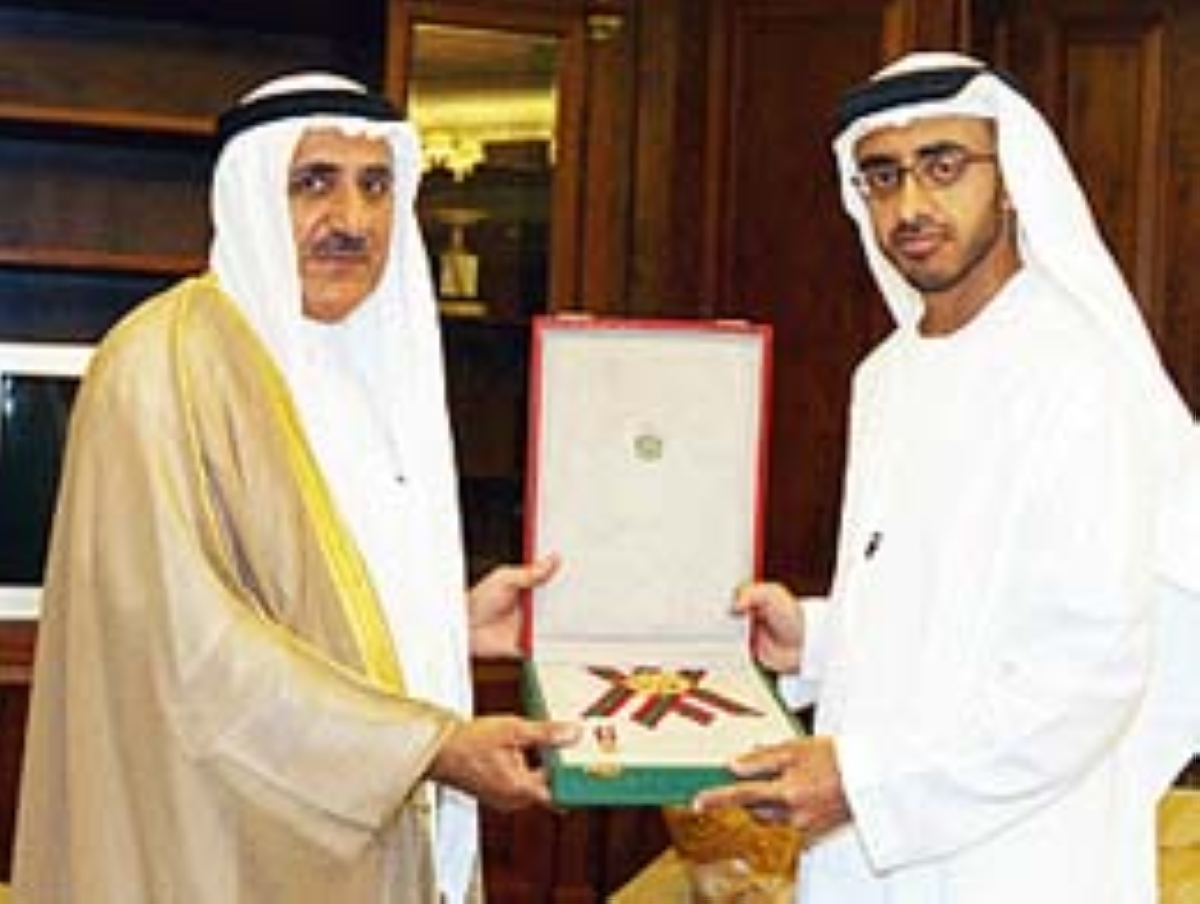 الشيخ عبدالله بن زايد مكرماً الراحل عبدالرزاق الكندري