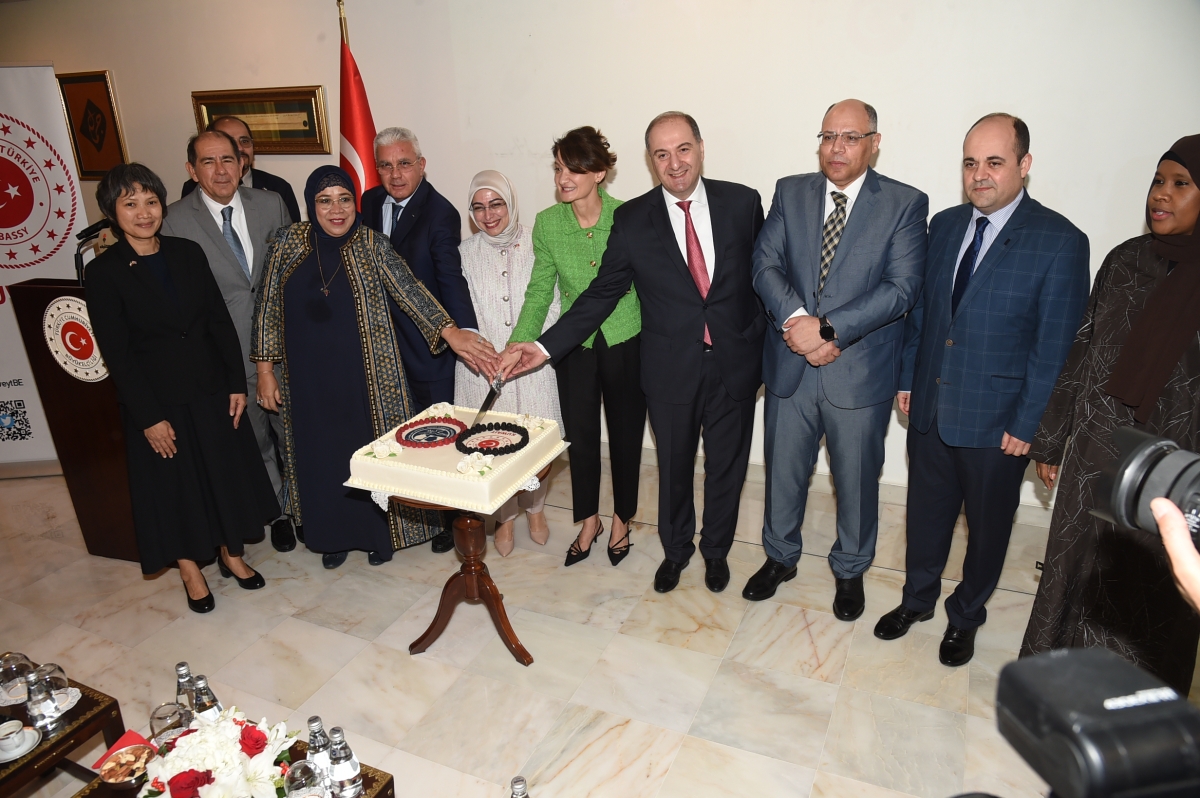 سفيرة تركيا تقطع مع ضيوفها قالب حلوى الاحتفال