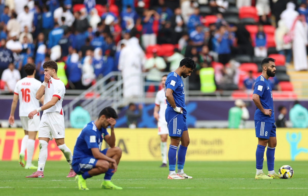 تأثرلاعبي «الأزرق» عقب الخسارة (رويترز)