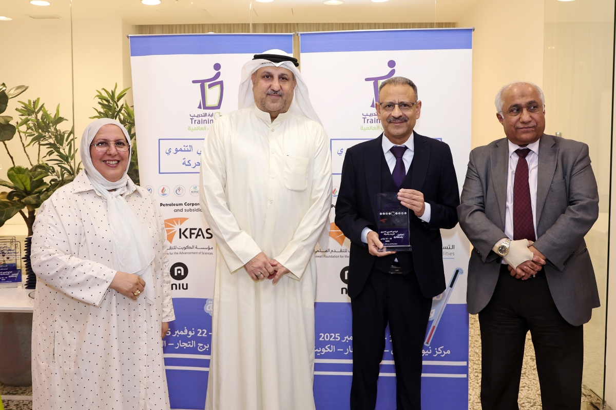 تكريم عدلي نيابة عن «التسهيلات» لرعايتها البرنامج التدريبي