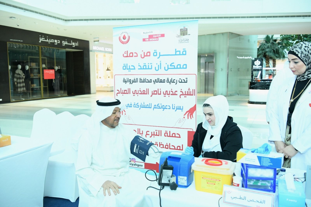 محافظ الفروانية خلال تبرعه بالدم  (تصوير سعود سالم)