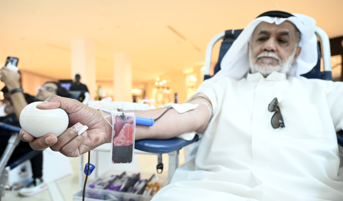 مواطن يشارك في الحملة