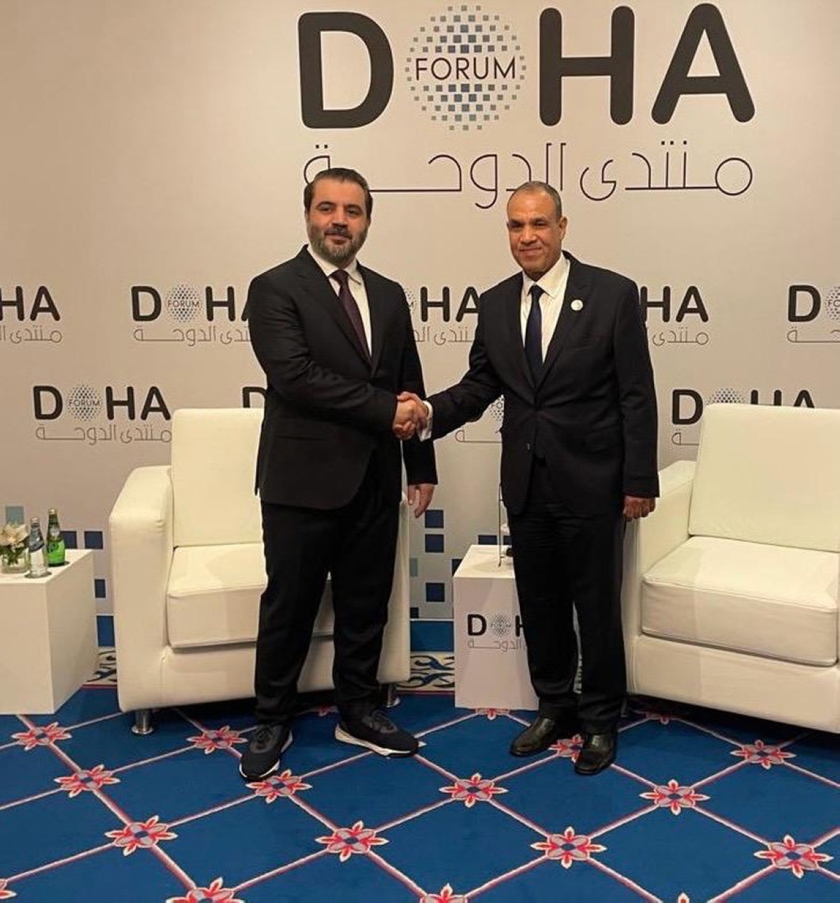 مصافحة بين عبدالعاطي والشيباني على هامش منتدى الدوحة