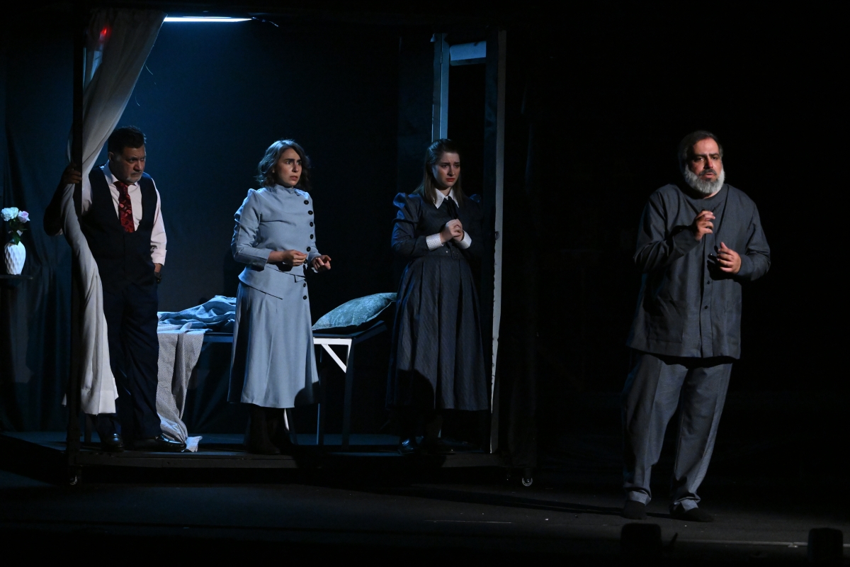 من العرض المسرحي