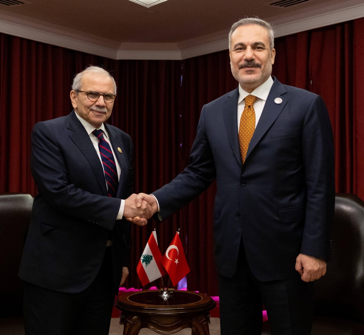 مصافحة بين سلام وفيدان على هامش منتدى الدوحة