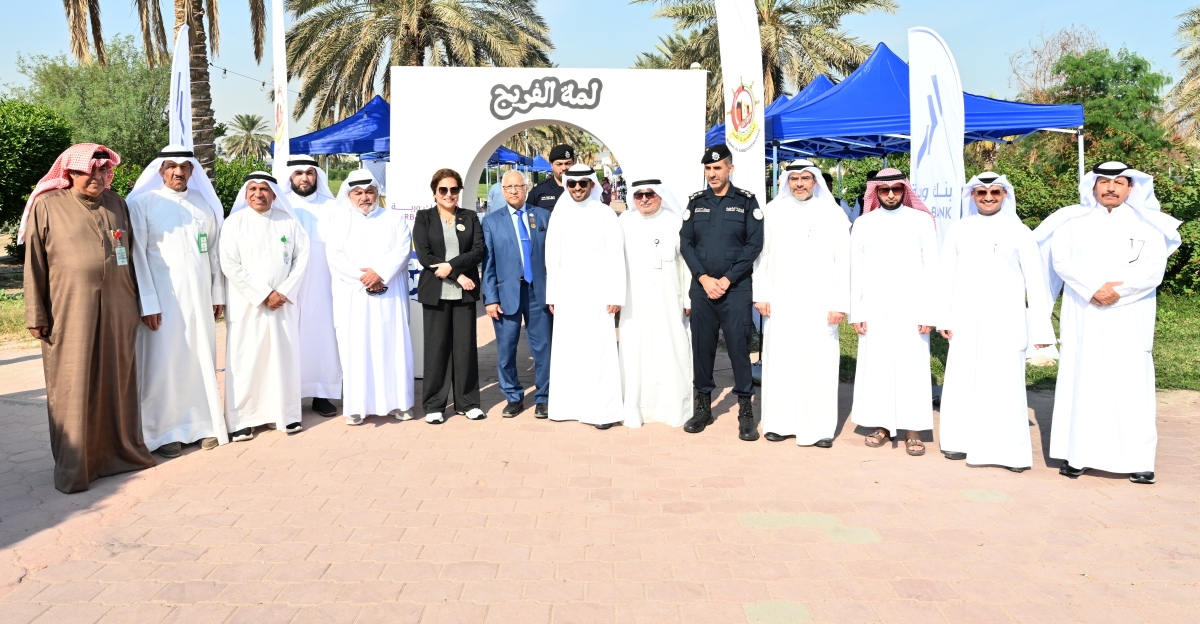 محافظ مبارك الكبير متوسطاً المشاركين في المعرض