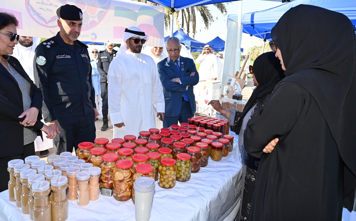 محافظ مبارك الكبير خلال جولته في المعرض (تصوير أسعد عبدالله)