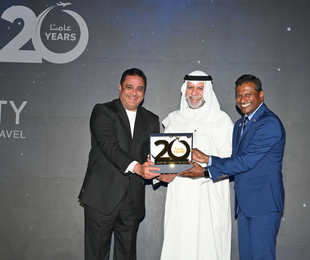 ممثل شركة سوسيتي الدولية لخدمات السفر يتسلم درعاً تكريمياً 