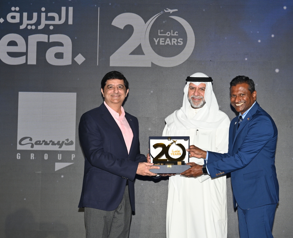 ممثل مجموعة جيري يتسلم درعاً تذكارياً