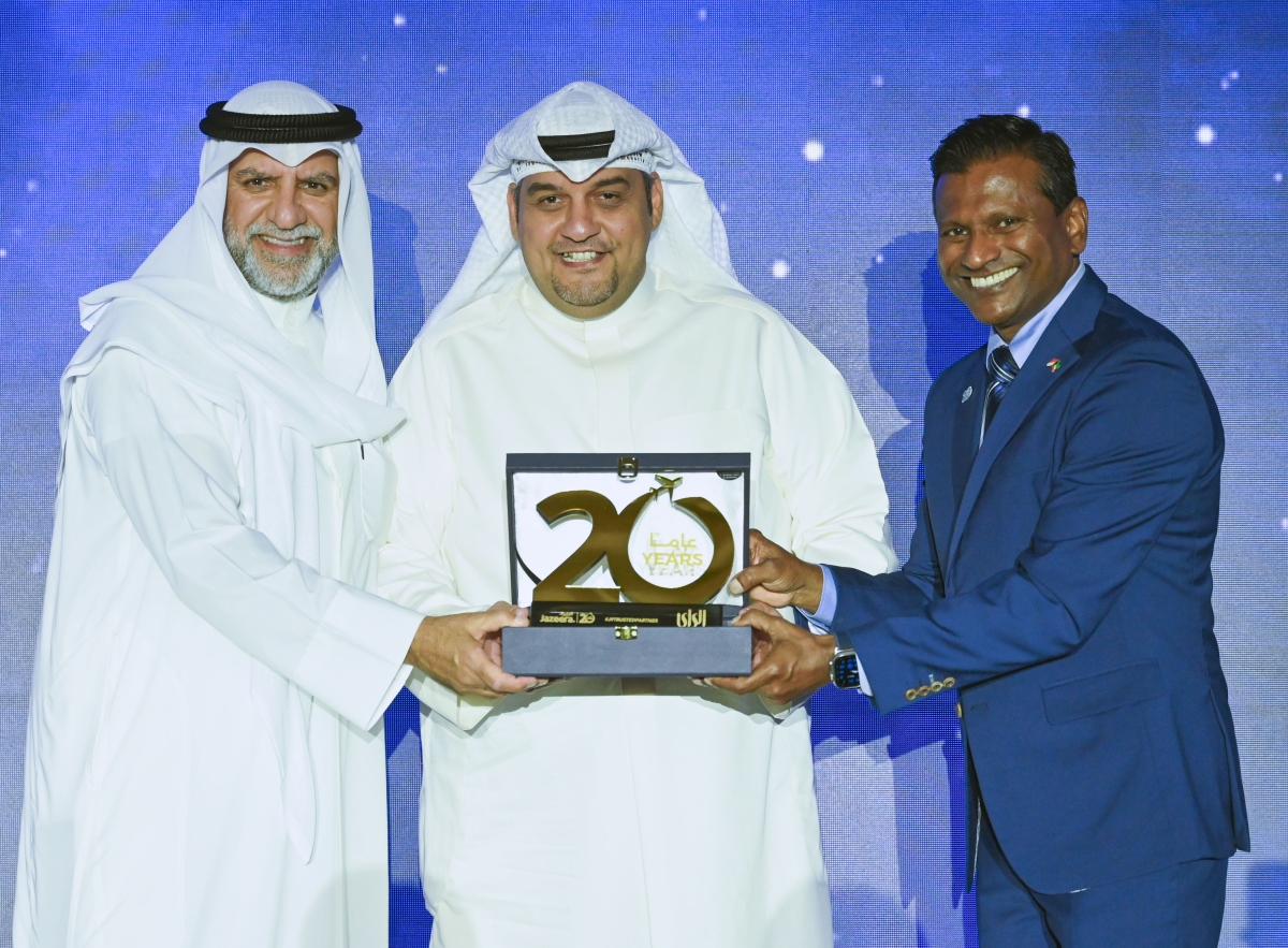 مروان بودي يكرّم الرئيس التنفيذي لمجموعة «الراي» راشد العميري (تصوير أسعد عبدالله)