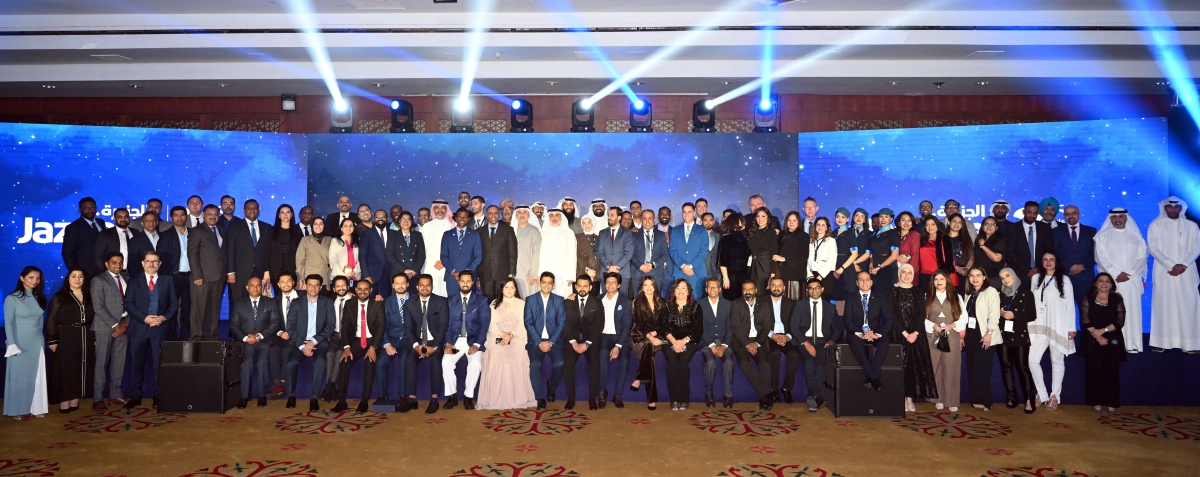 فريق «الجزيرة» في لقطة جماعية 