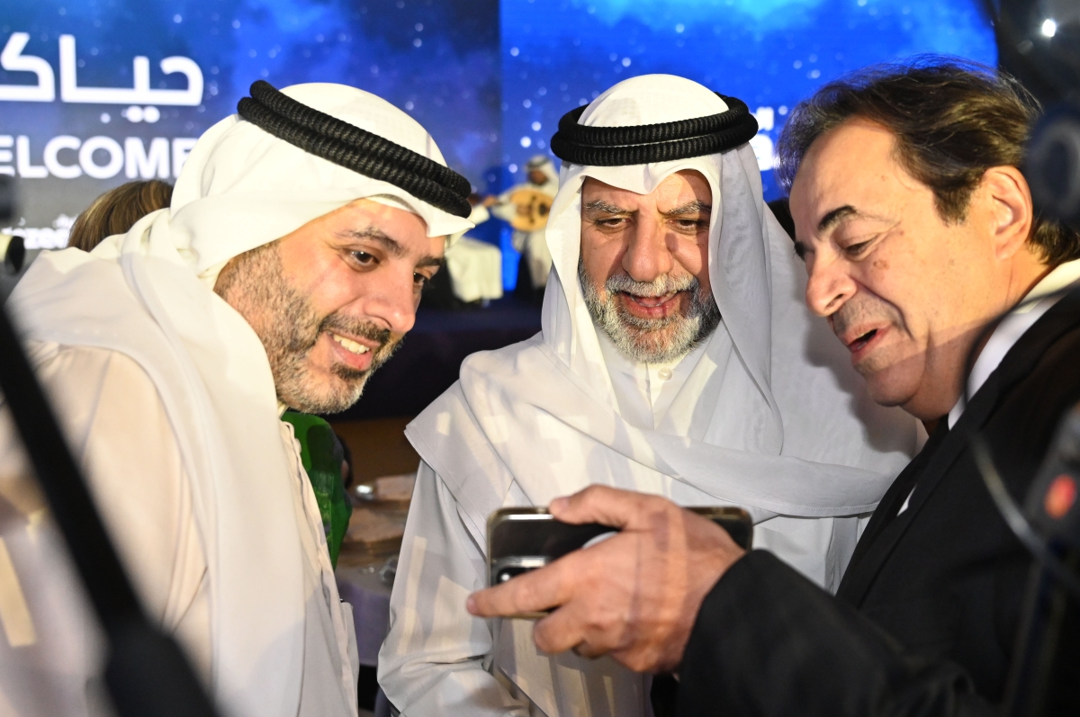 مروان بودي والرئيس التنفيذي لـ«بودي المجموعة» مشعل العصيمي في حديث باسم مع أحد الضيوف				