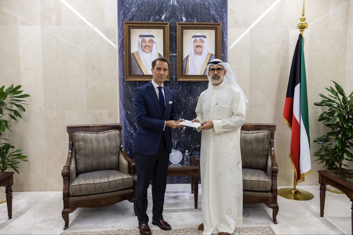 نائب وزير الخارجية يتسلم الرسالة من خافيير كولومينا