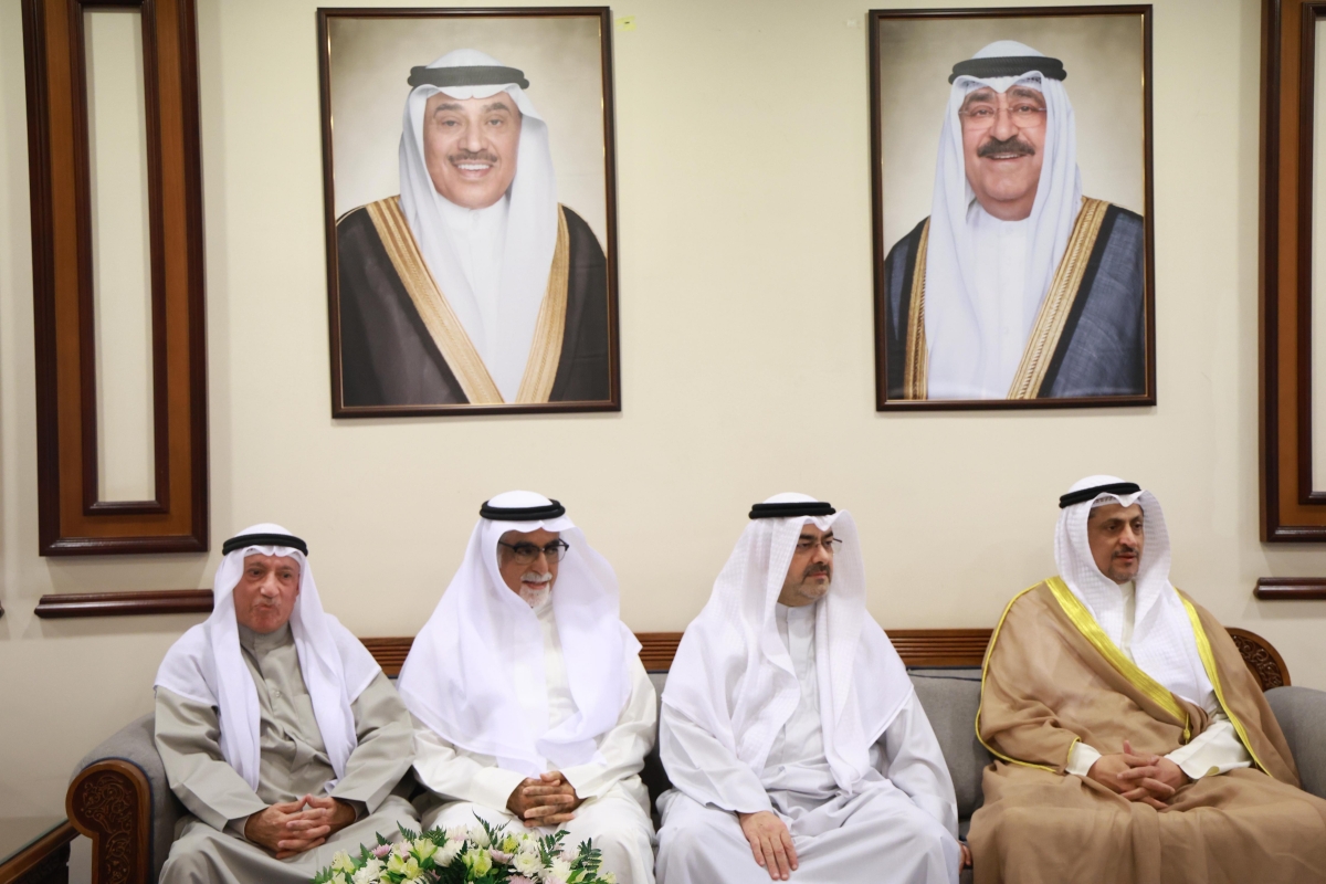 المحافظ وبعض المواطنين