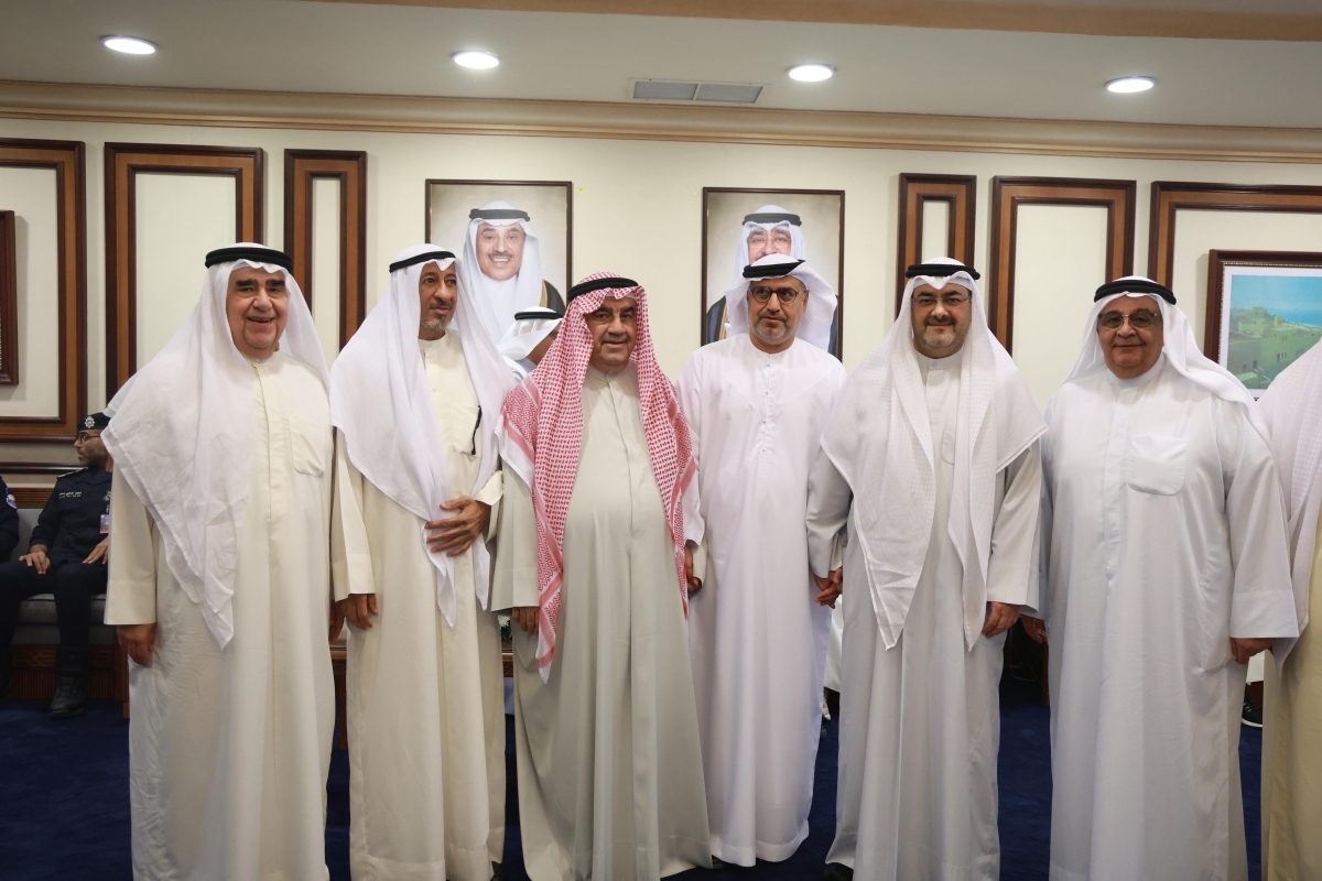 محافظ العاصمة متوسطاً عدداً من المواطنين بحضور السفير الإماراتي