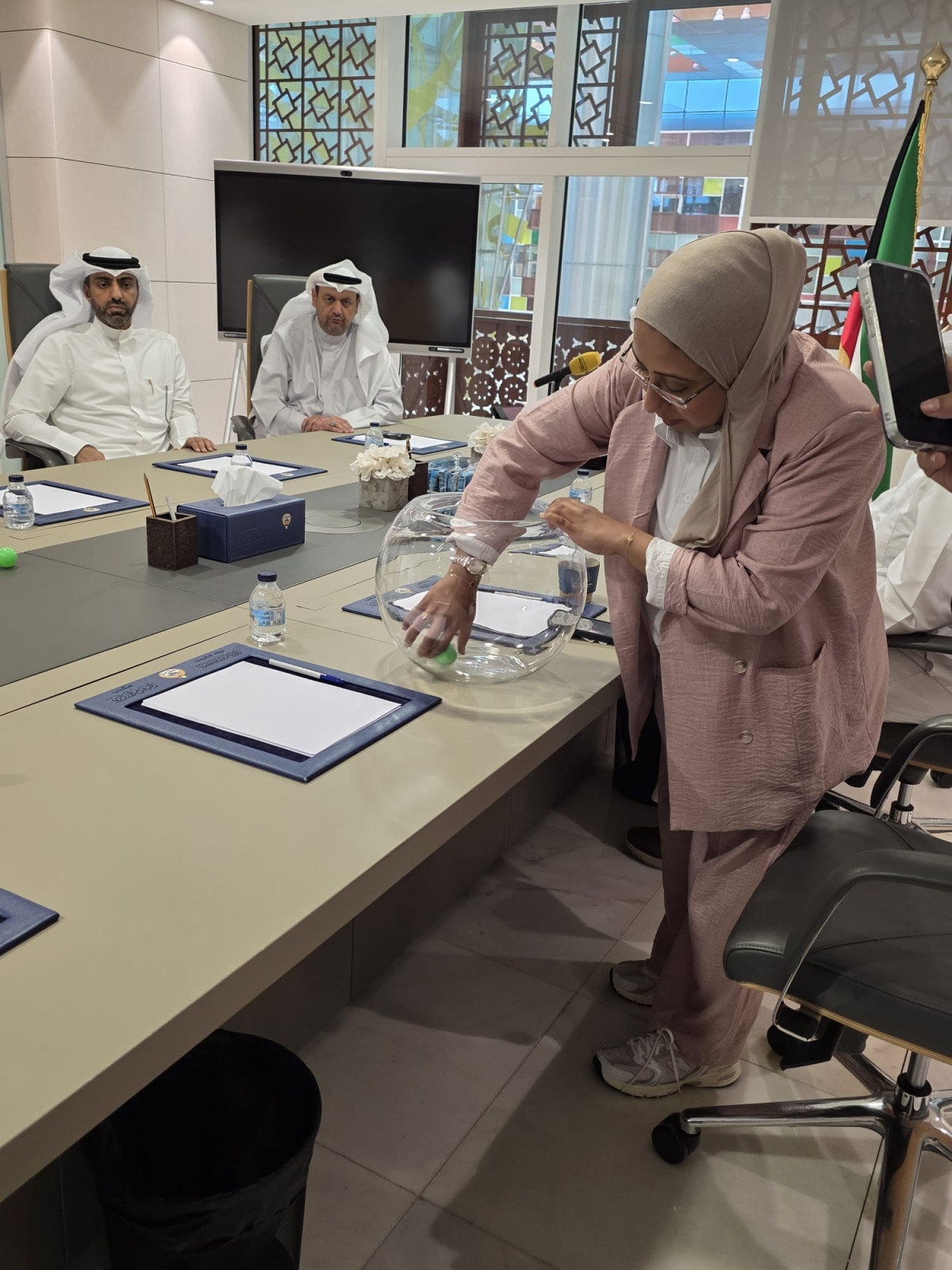 من عملية إجراء القرعة