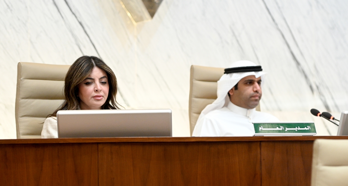 المحري مترئساً الجلسة وإلى جواره منال العصفور (تصوير نايف العقلة)