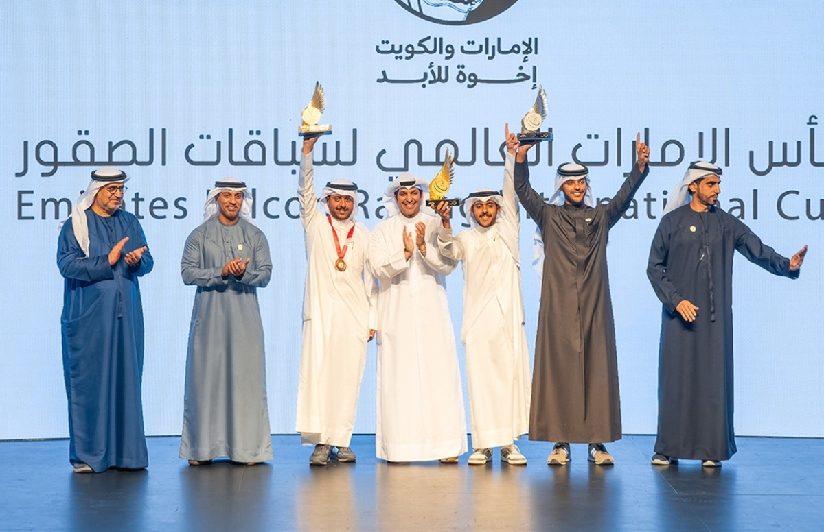 المطيري والسفير الإماراتي يشاركان عدداً من الفائزين فرحتهم