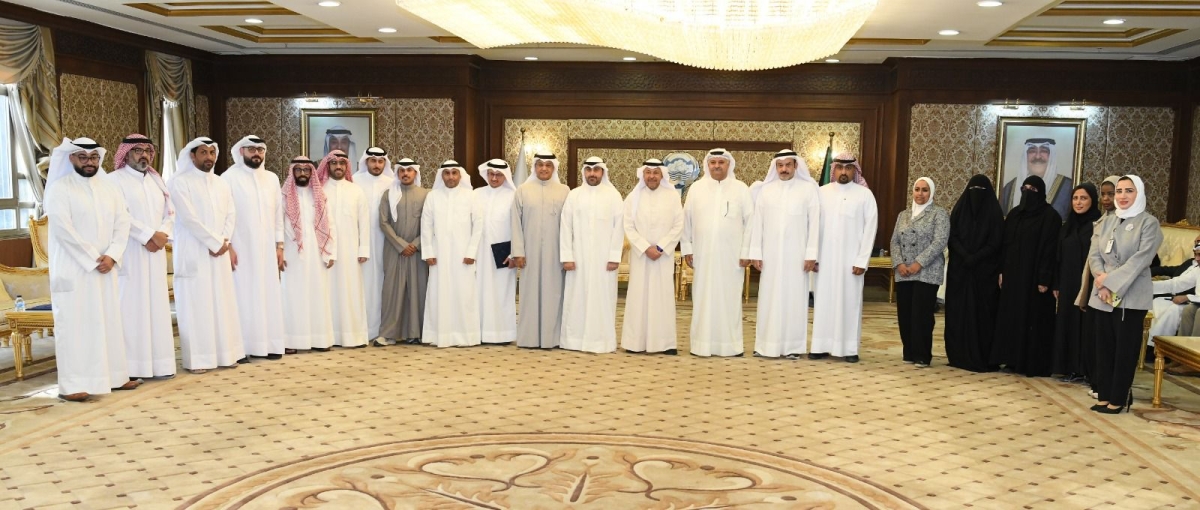 المُحافظ في لقطة جماعية مع المُكرّمين