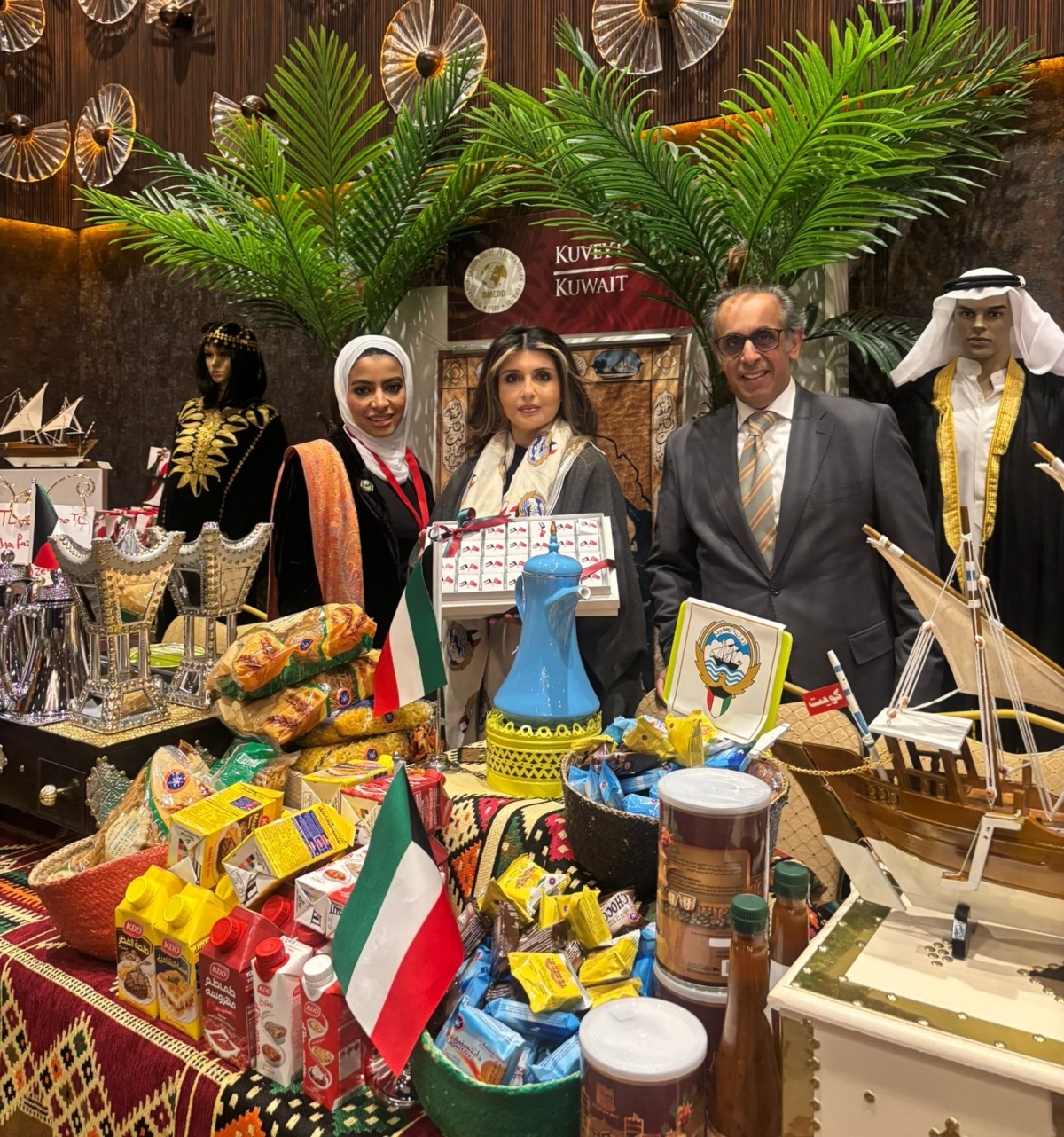 السفير العدواني في الجناح الكويتي بالبازار