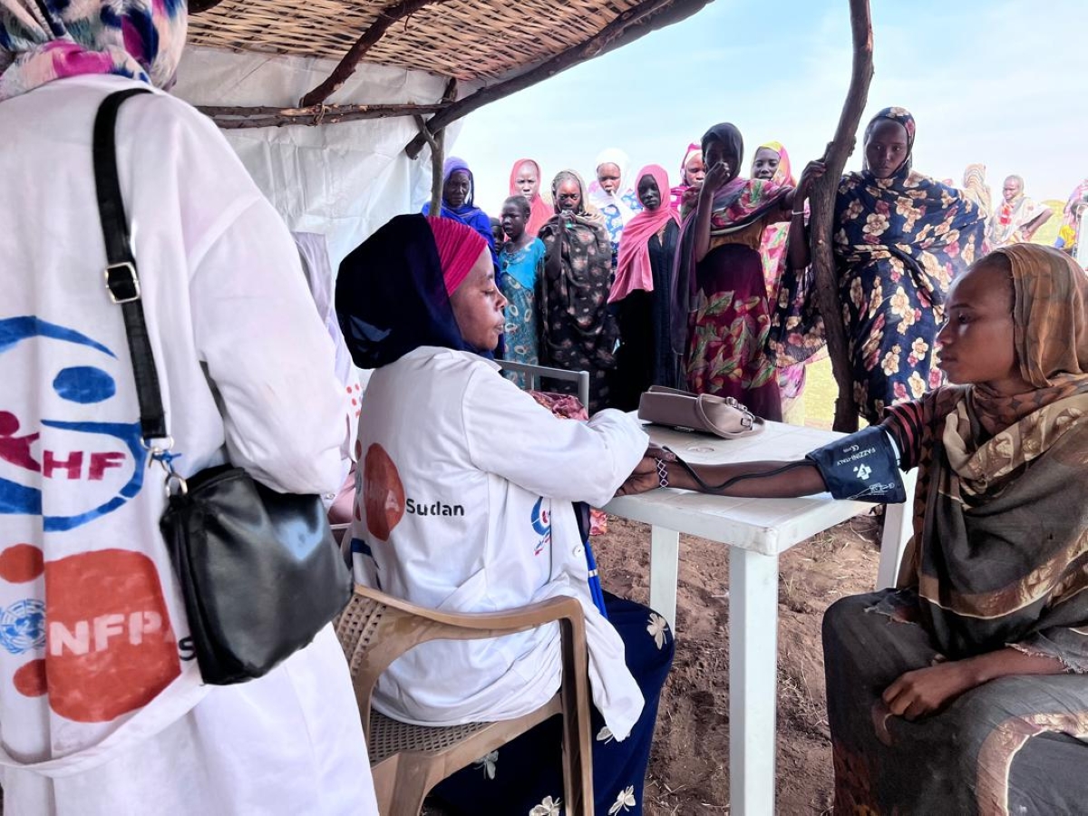 جانب من أعمال العيادة الميدانية الثالثة للنازحين السودانيين في طويلة