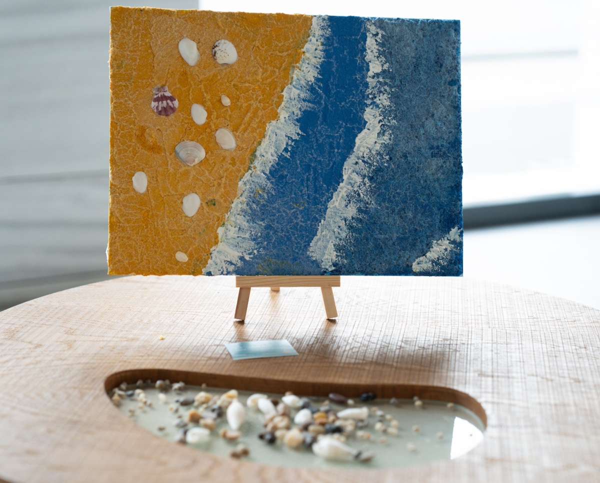 لوحة تبرز تفاصيل البحر والشاطئ