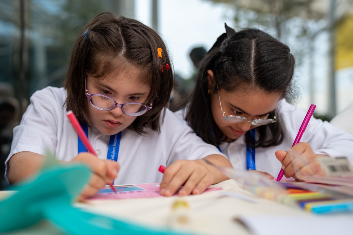 طفلتان مندمجتان في الرسم