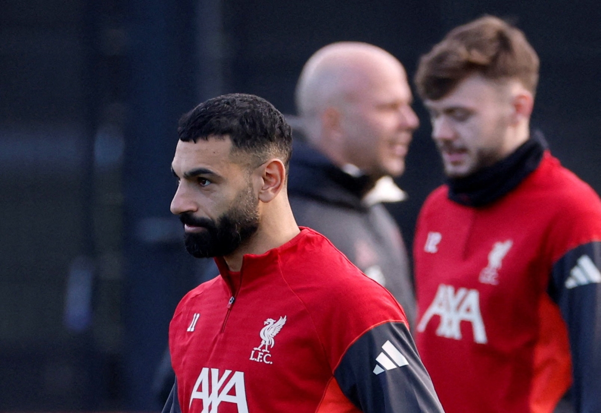 محمد صلاح في تدريب ليفربول وخلفه المدرب أرني سلوت (رويترز)