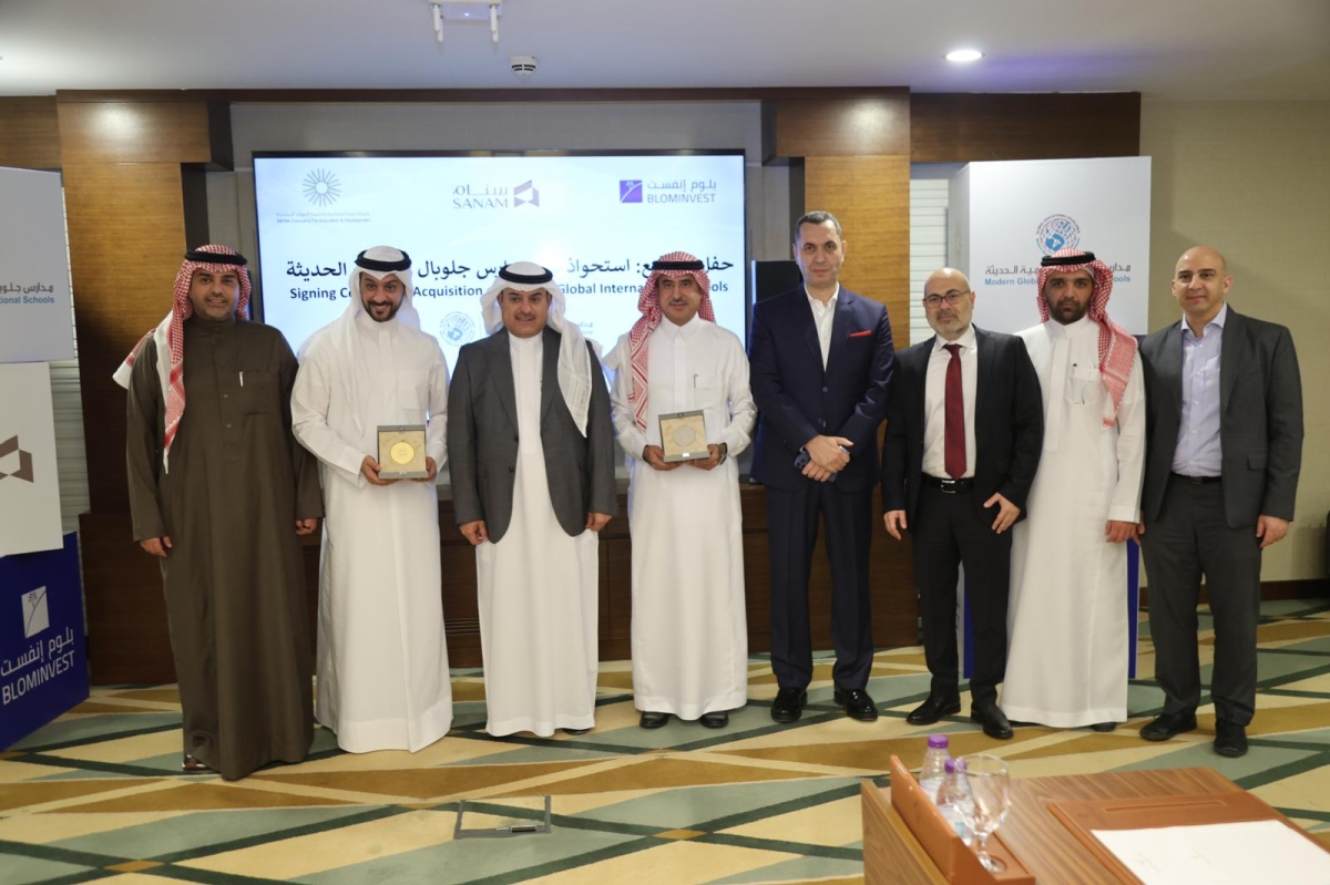 المشاركون في حفل التوقيع على الاستحواذ 