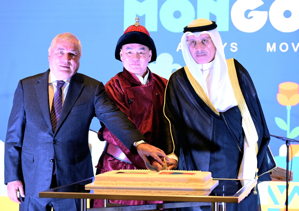 السفير حيات وعميد السلك الدبلوماسي وسفير منغوليا (تصوير سعود سالم)