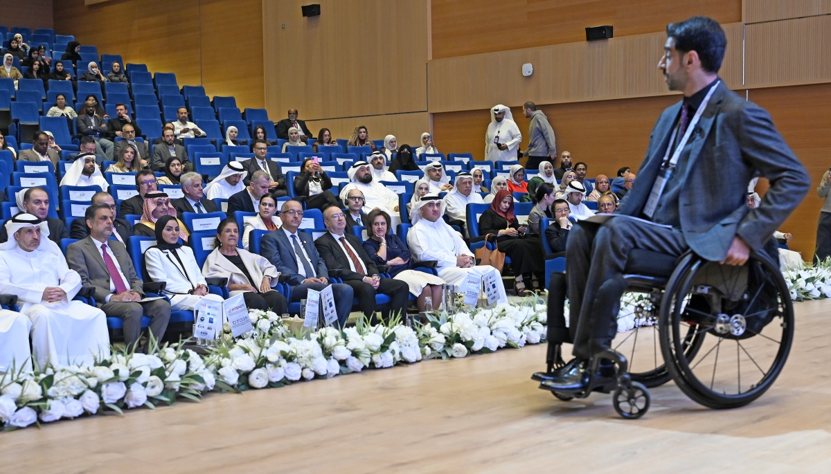 عريف الحفل فيصل الموسوي... في مواجهة الجمهور (تصوير سعود سالم)