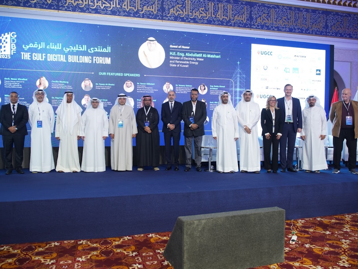 المشاري والسلمان يتوسطان عدد من المتحدثين والمشاركين في المنتدى