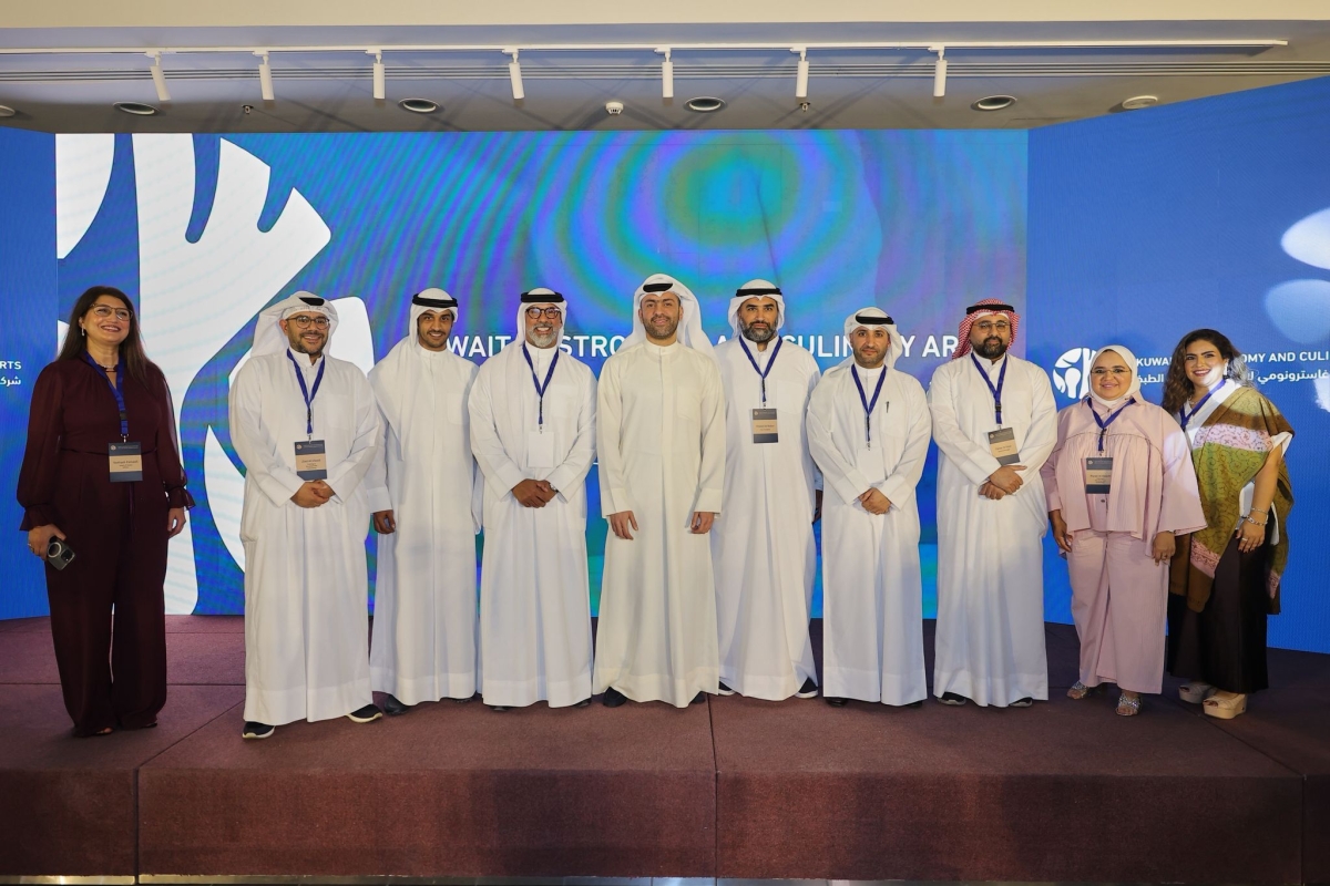 المنصور مع أعضاء شركة «كويت غاسترونومي»