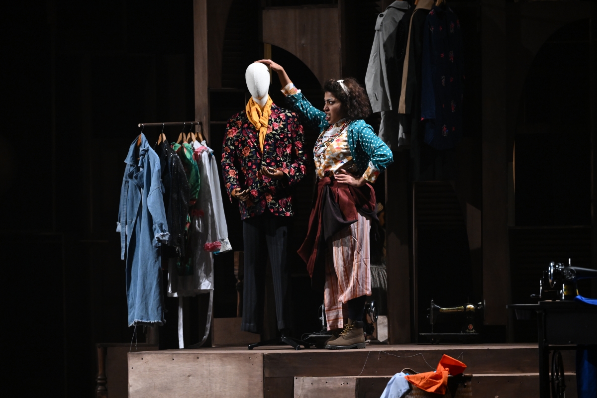 غدير حسن تُحاكي «المانيكان»