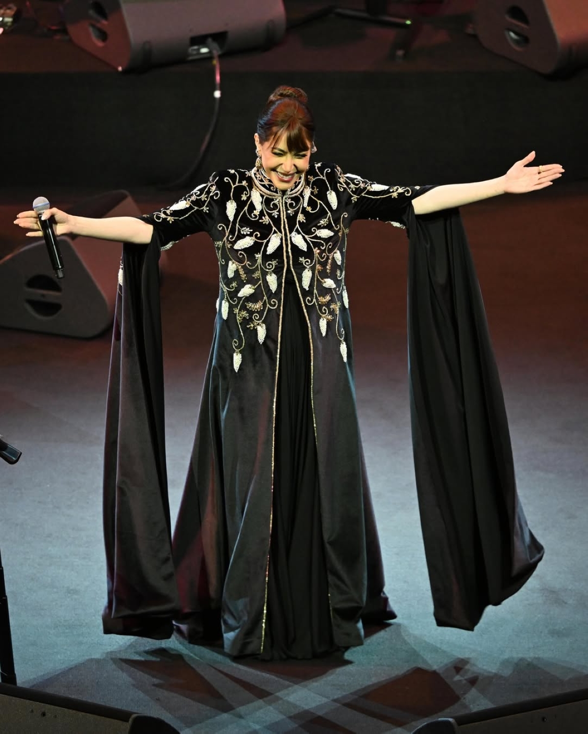 نعمة تحيي الجمهور