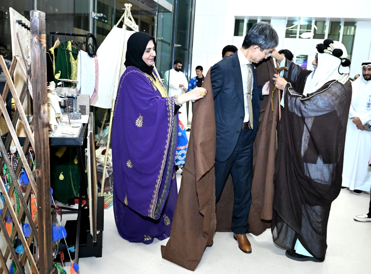 السفير الياباني يرتدي البشت