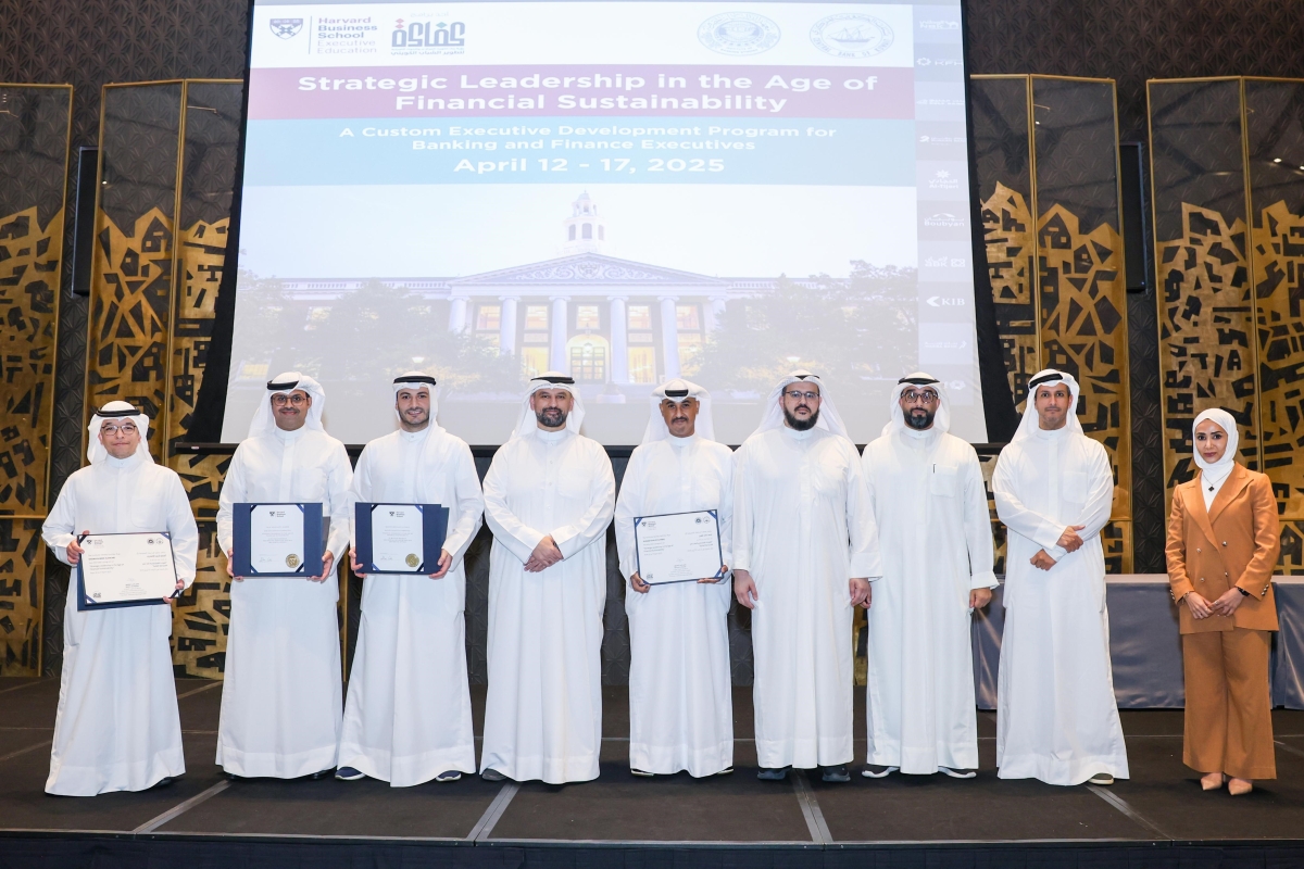 الحماد متوسطاً موظفي «بيت التمويل» 