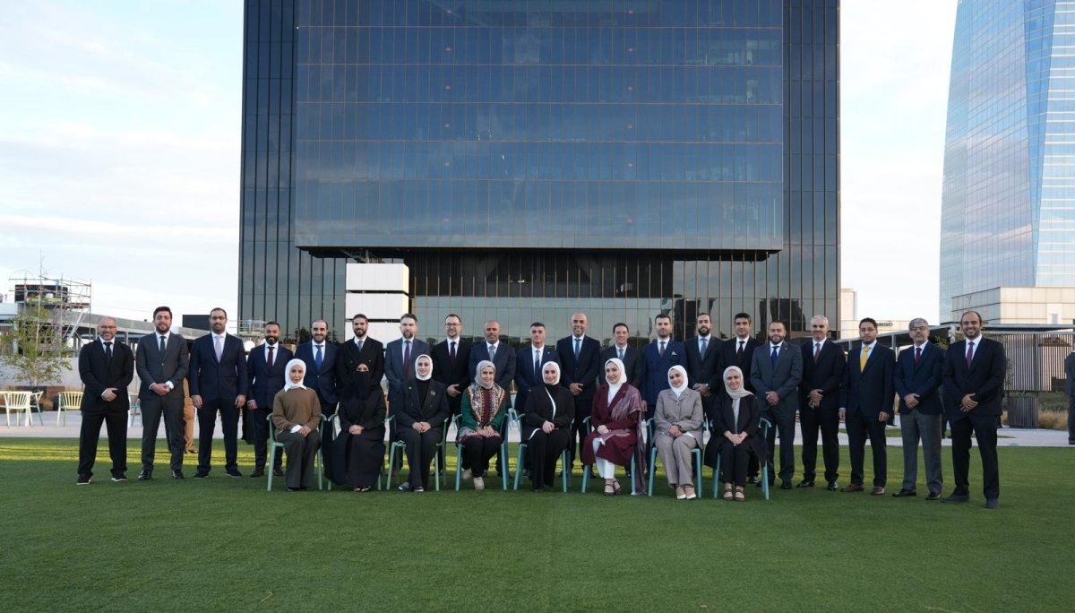 يوسف المطوع وفريق إدارة المواهب مع خريجي النسخة الرابعة من أكاديمية القادة