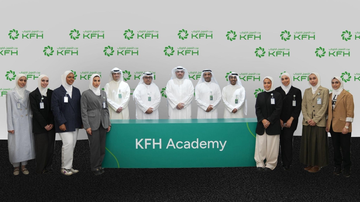 يوسف الرويح وطارق العجيل وأيمن الطبطبائي وفهد السعد ونواف المشري مع مجموعة من الطالبات المشاركات في
 «KFH Academy»