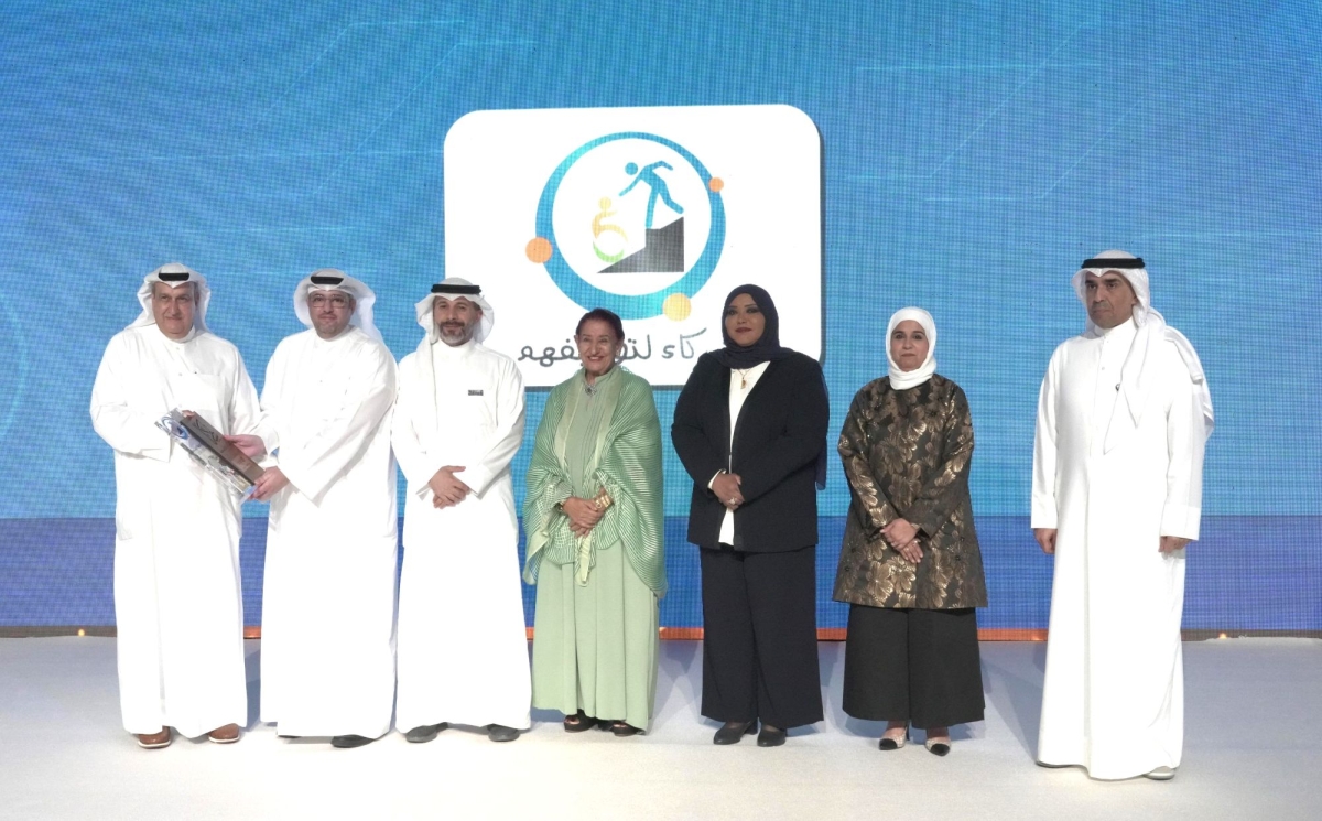 يوسف الرويح متسلماً تكريم «بيت التمويل»