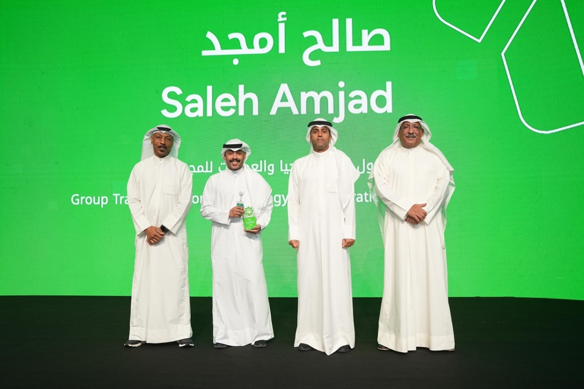 خالد الشملان وهيثم التركيت وعبدالله أبوالهوس يكرمون أحد الموظفي