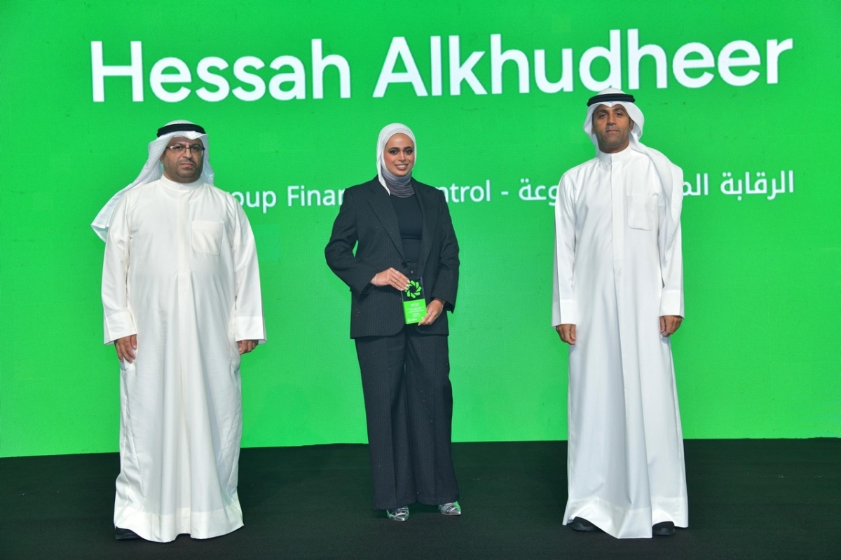 خالد الشملان وعبدالكريم السمدان في تكريم إحدى الموظفات