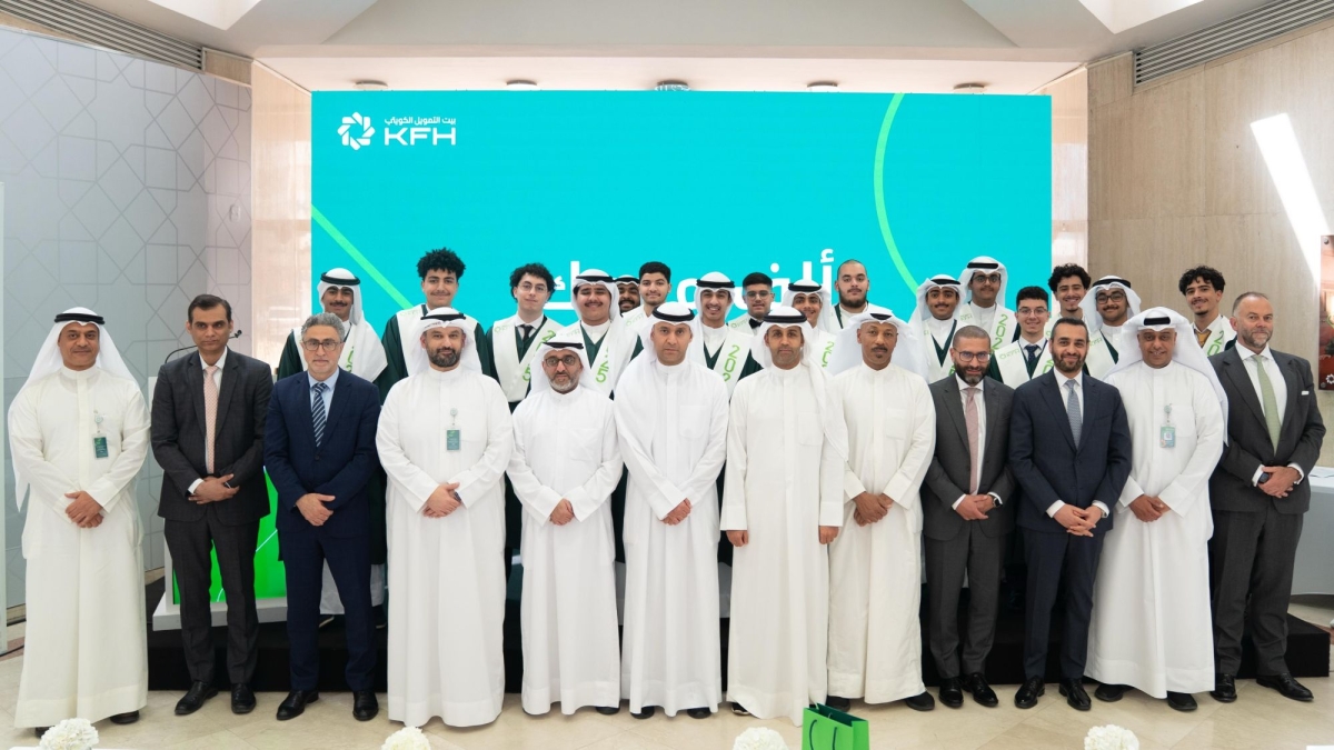 خالد الشملان والإدارة التنفيذية مع أبناء الموظفين المتفوقين