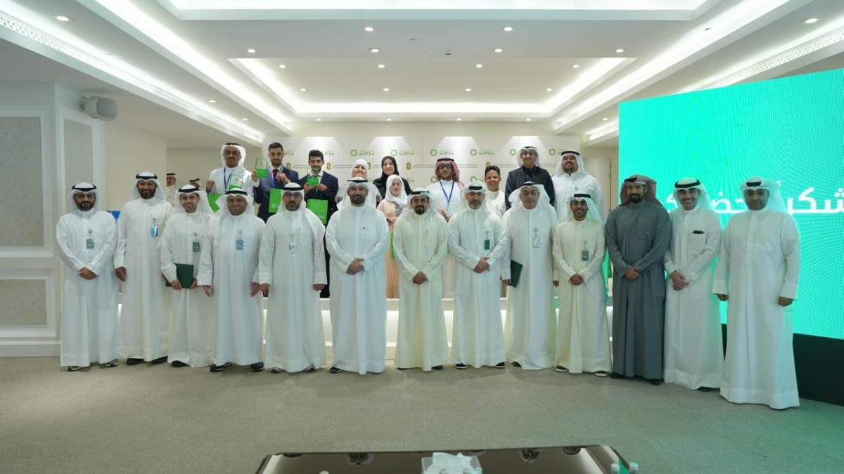 الحماد ومسؤولون من البنك ومن الجمعية الكويتية لرعاية المعوقين مع المكرمين