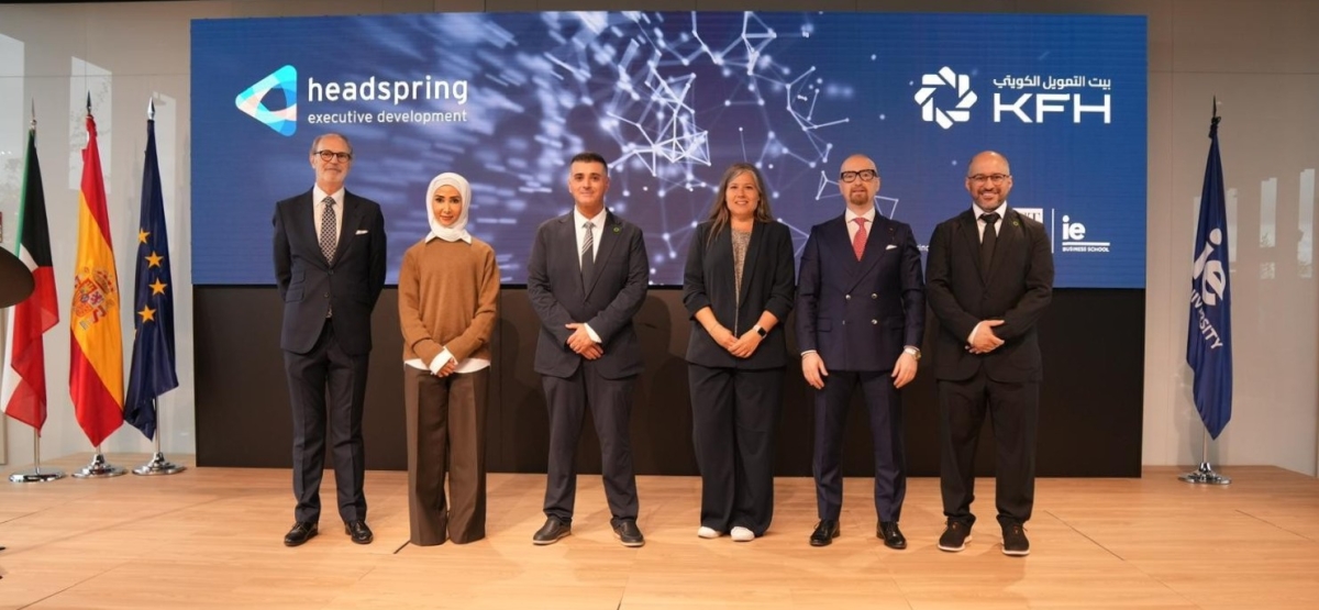 يوسف المطوع وهنوف المطيري وداوود الخضر مع مسؤولي هدسبرنغ وجامعة «IE»