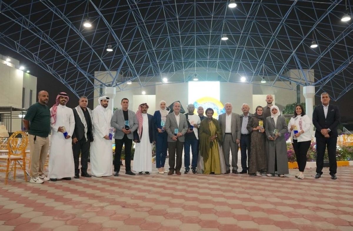 نعيمة الأحمد تتوسط المكرمين